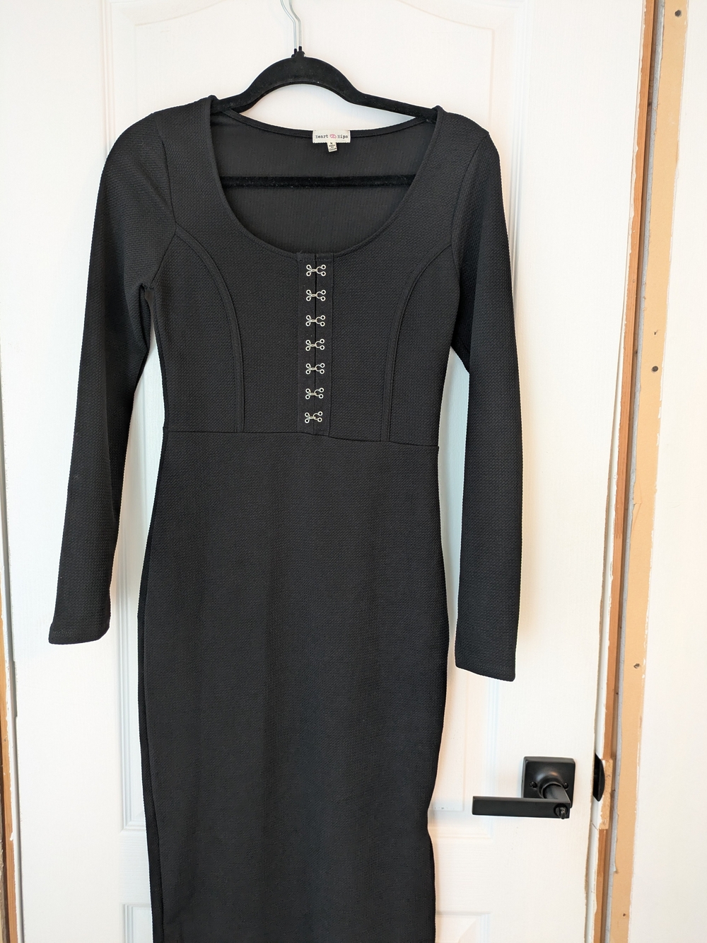Heart Hips Black Long-Sleeve Bodycon Dress with Hook-and-Eye Front